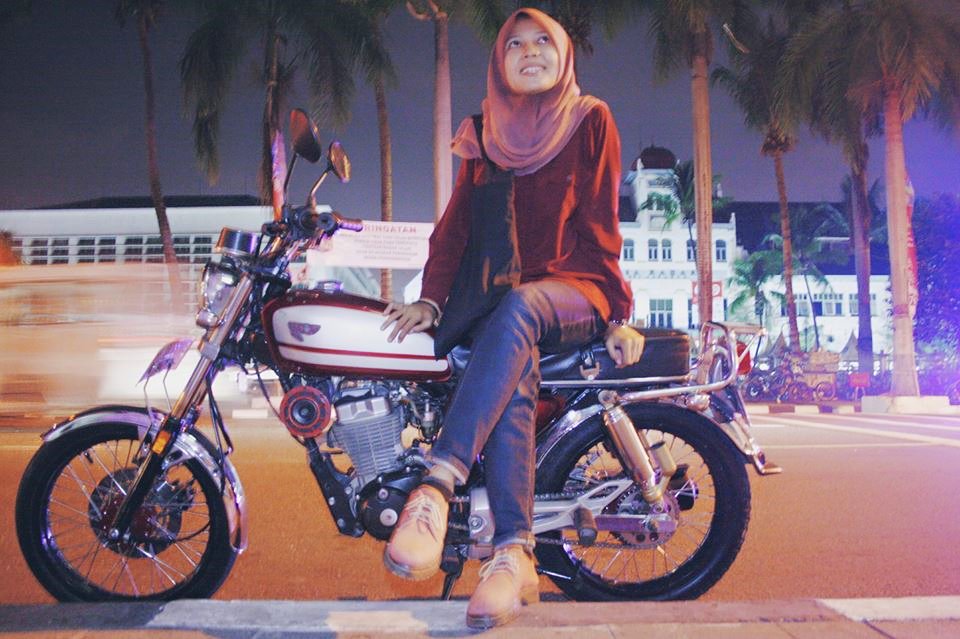 Foto - Foto Cewek Cantik Dengan Motor CB Modifikasinya