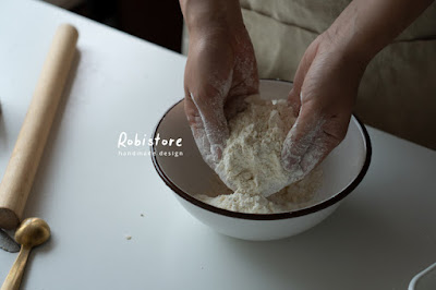 3. 將奶油放入粉類中，先以手指搓搓搓，讓麵粉跟奶油混合成砂礫狀。