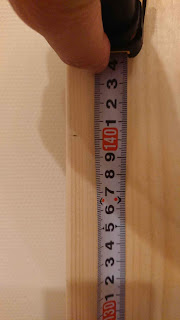 メジャーで木材の長さを測る