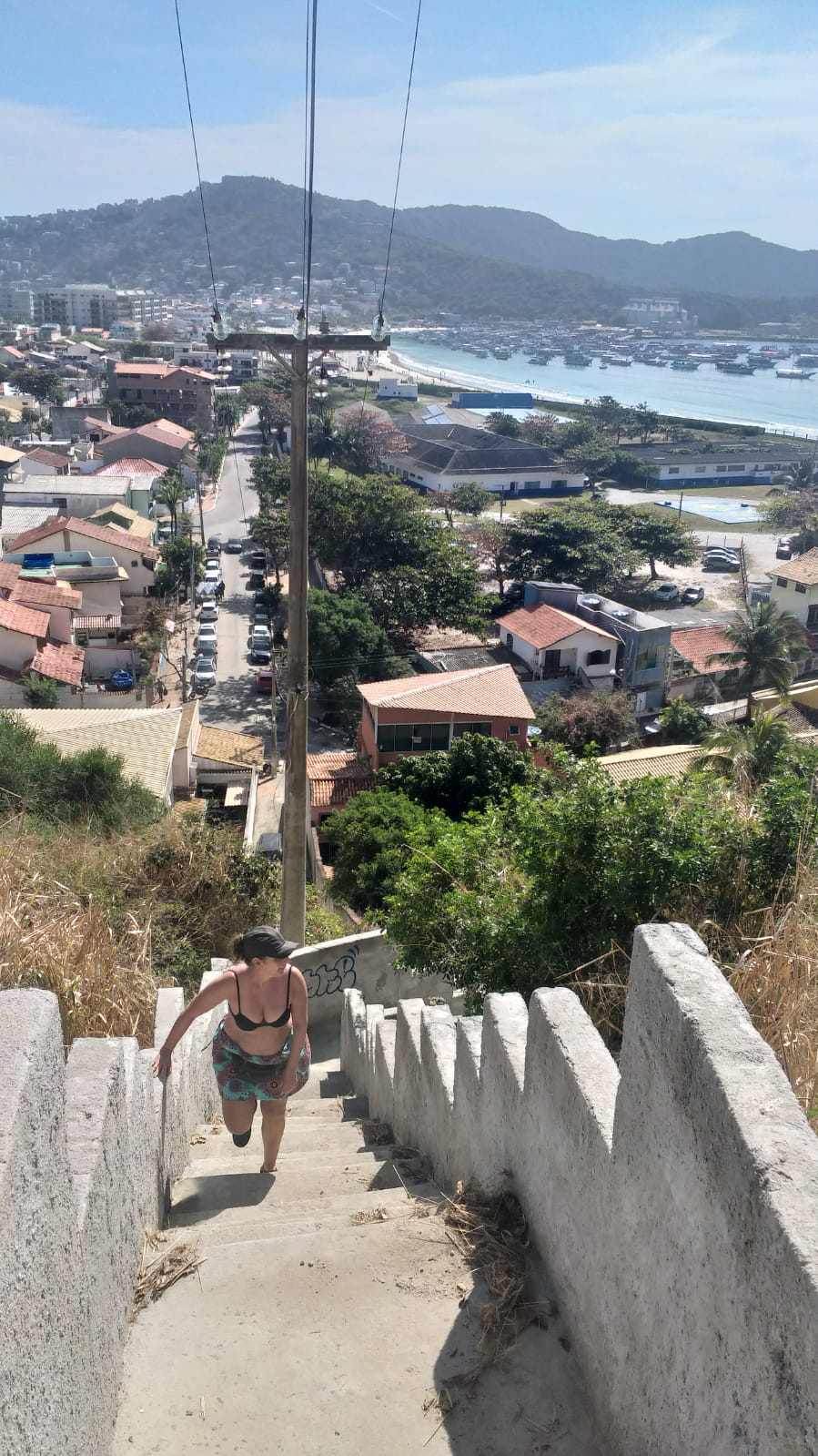 Escada da Praia dos Anjos para estradinha