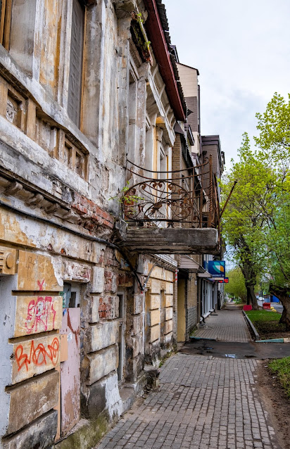 Старое здание с старыми ажурными балконами