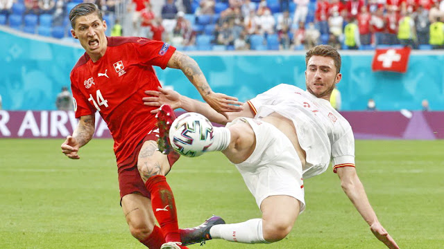 Aymeric Laporte se anticipa a Zuber. SELECCIÓN DE ESPAÑA 1 SELECCIÓN DE SUIZA 1. En los penaltis: ESPAÑA 3 SUIZA 1. 02/07/2021. Eurocopa 2020, 16ª edición, cuartos de final. San Petersburgo, Rusia,estadio Krestovsky. GOLES: 0-1: 7’, Zakaria en propia puerta, al desviar un disparo de Jordi Alba. 1-1: 68’, Shaquiri.