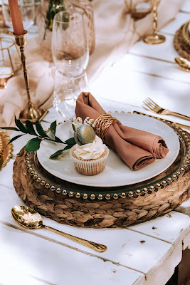 Puesto de mesa preparado para una boda