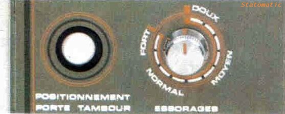 Sur les modèles 836, 884 et 886, en appuyant sur ce bouton, la porte du tambour se trouve amenée face à la porte de la machine.