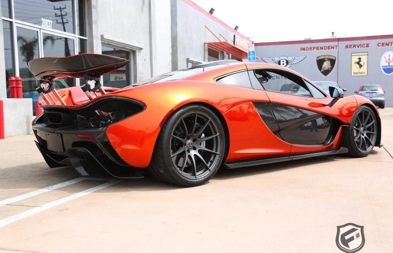 Bộ đôi siêu xe McLaren P1 và LaFerrari về một mái nhà chung