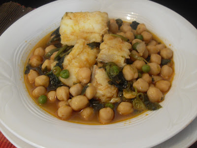 Buen plato de guiso de garbanzos con bacalao