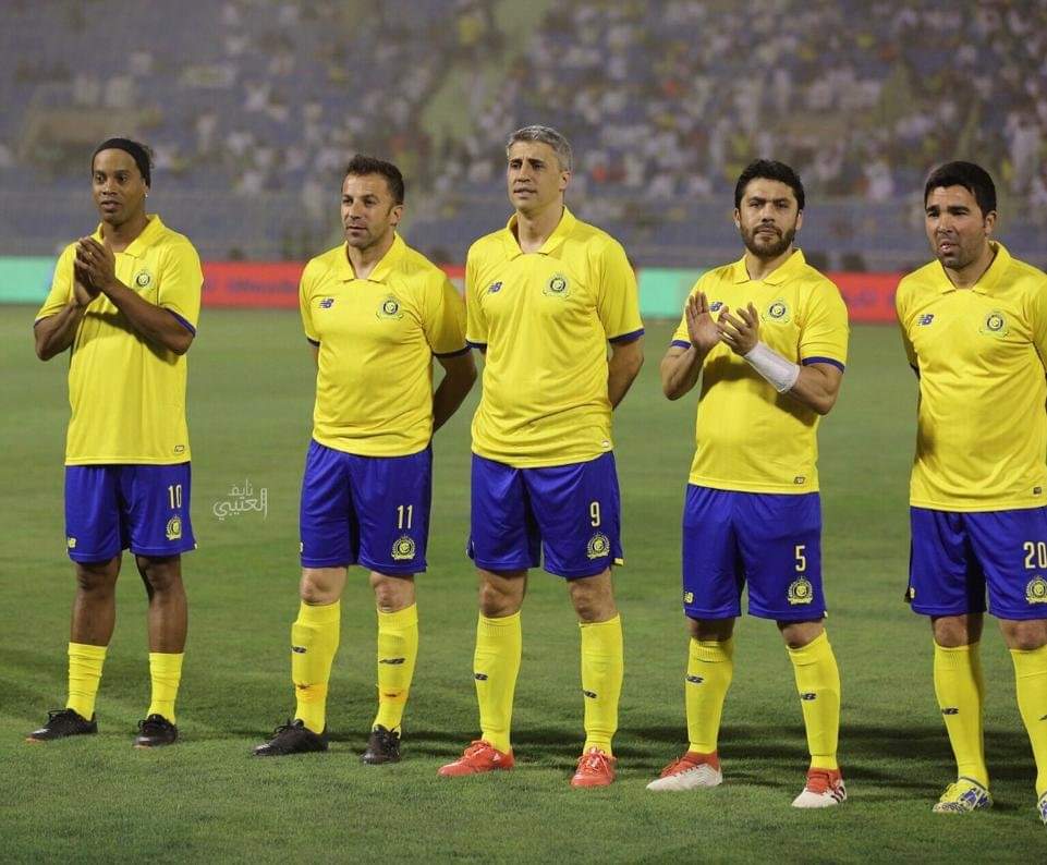 ساحر الكرة البرازيلية رونالدينيو يحضر مباراة الاهلي وإيسترن كومباني من المدرجات