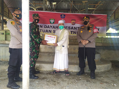 Ulama Kharismatik Aceh Barat Tgk. Abdurrahman Suntik Vaksin Di Dampingi Kapolres Dan Babinsa Koramil 03/Kaway XVl