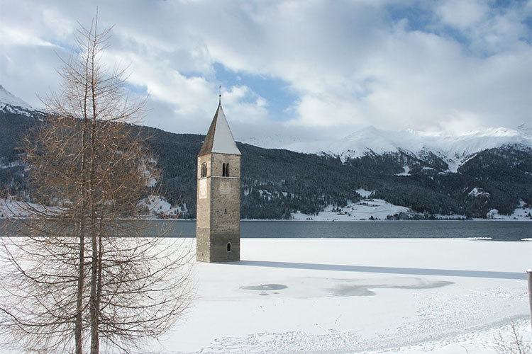 Val Venosta: il campanile sommerso nel lago di Resia