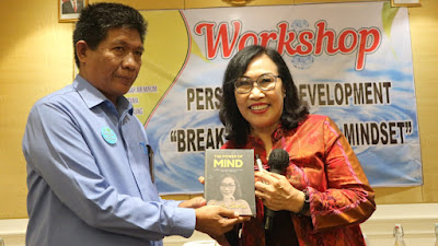 Santy Sastra - Santy Sastra Public Speaking Sampaikan Materi Breakthrought Your Mindset - PDAM Panca Mahottama Klungkung (1)