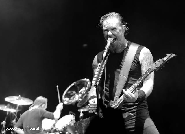 According to legend, the introduction song of «Metallica», called «Nothing Else Matters», Hetfield was coined during a conversation with his girlfriend on the phone. Had one hand free, so join in and appears bust open four strings.