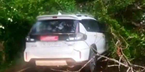 Accident | ബ്ലോക് പഞ്ചായത് പ്രസിഡണ്ട് സഞ്ചരിച്ച ഓടിക്കൊണ്ടിരുന്ന കാറിന് മുകളില്‍ മരം പൊട്ടിവീണു: രക്ഷപ്പെട്ടത് അത്ഭുതകരമായി