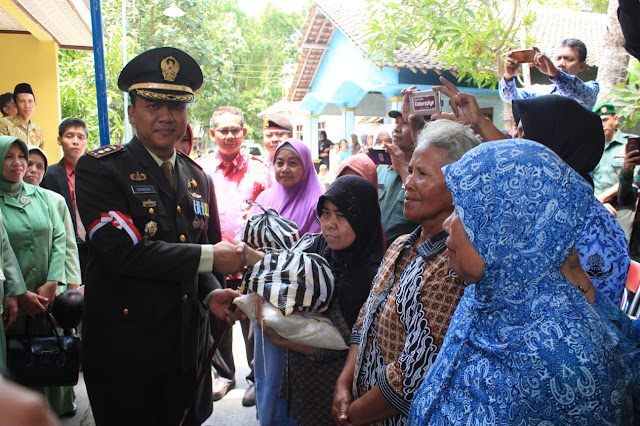 Pembagian Sembako oleh Santri Nekad Bersama Forkompimda Kab Klaten