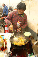 Biciklire szerelt konyhában készül az olcsó, tésztás kínai kaja Xi'an városában.