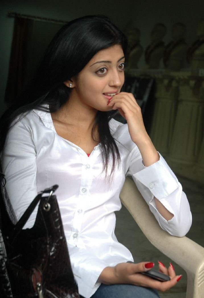 Praneetha_beautiful_white_Dress_stills+%25287%2529.jpg