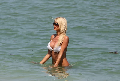 H Victoria Silvstedt με άσπρο μπικίνι στην παραλία του Miami