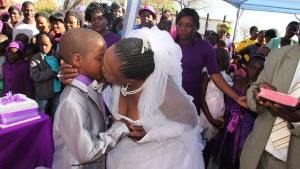40 YEARS OLD WOMAN MARRIED 7YEARS OLD BOY AND KISS HIM IN PUBLIC-WATCH VIDEO