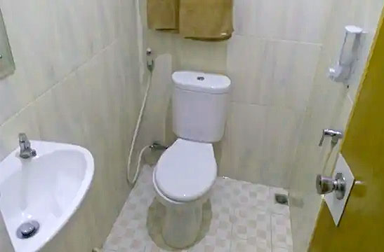 Toilet di Hotel Tulip Ketapang Photo