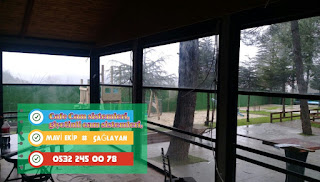 Cafe Cam sistemleri, giyotinli cam sistemleri, Cam ile kapama. MAVİ CAM 0532 245 00 78  Cam ile Kapatma, Cam Kapatma Uygulayıcısı, Mavi Cam, 0532 245 00 78  Kış bahçesi, Kısaca; Cam vb. örtü ile çevrelenmiş içinde oturulabilir bahçe. Çevresi camlarla çevrili küçük cam evler görünümündeki kış bahçeleri, evlerde dört mevsim sıcak ve aydınlık bir bahçe keyfi yaşatır.