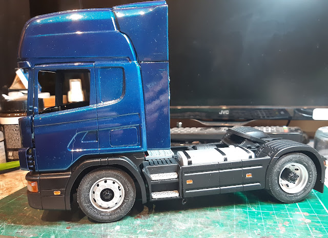 Italeri 799 Scania with Cool Fruits trailer,
