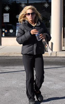 Kate Gosselin Getting her tan on in Reading