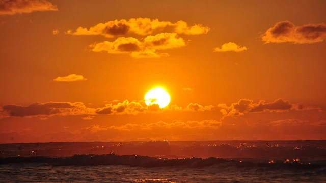 Papel de Parede Celular Pôr do Sol Dourado no Mar