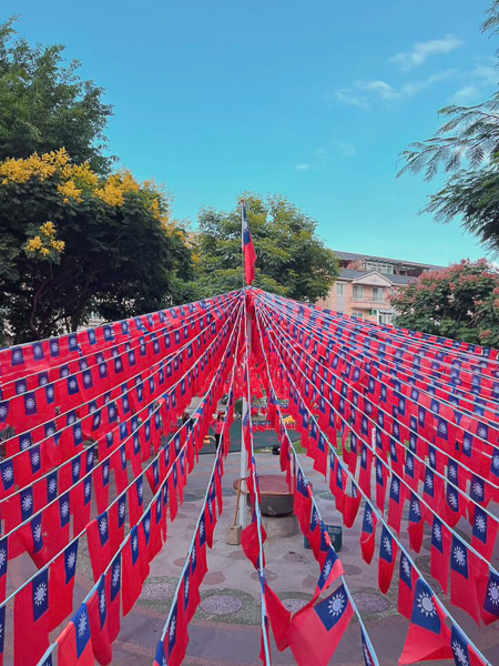 桃園平鎮雲南文化公園雙十國慶旗海飄揚，龍岡米干節活動場地