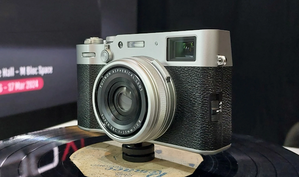 Fujifilm telah meluncurkan kamera premium terbarunya yang dinamakan Fujifilm X100VI. kamera ini merupakan edisi terbaru dari seri X100 yang terkenal dengan kualitas lensa tetapnya yang luar biasa.