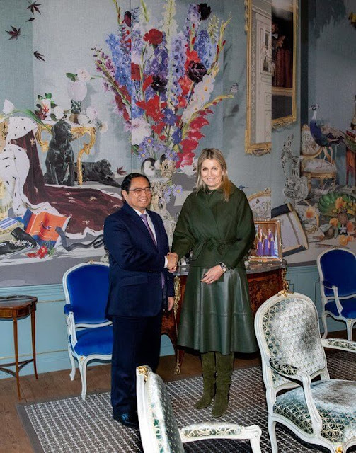 Queen Maxima wore a dark green wool cahmere belted jacket by Natan, and a dark green leather skirt by Natan. Green suade boots