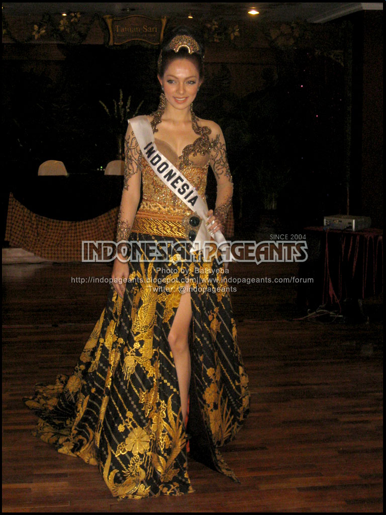 Reisa Kartikasari Press Conference For Miss International 