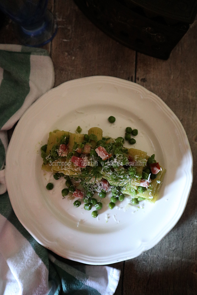 Rigatoni con piselli, finocchietto selvatico e pancetta cotta e affumicata