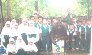 foto bareng orang hutan