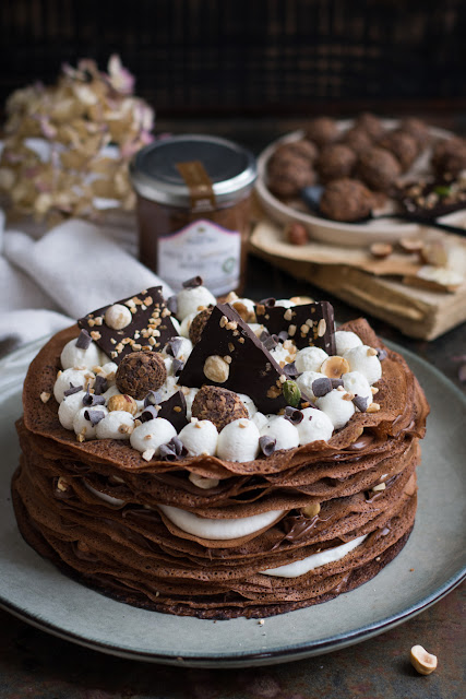 Gâteau de crêpes à la pâte à tartiner et noisettes 