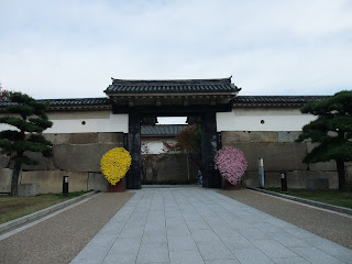 大阪城の大手前門の菊飾り