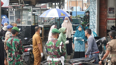 Ketua TP PPK Aceh Barat Dan Ketua Persit KCK Kodim 0105/Abar Kompak Melaksanakan Sosialisasi Prokes