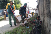 Kebersamaan Babinsa Bersama Warga Laksanakan Karya Bakti Bersihkan Jalan Lingkungan