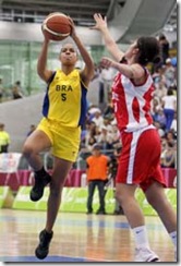 MEDELLIN / COLïMBIA (23/03/2010)  IX Jogos Sul-americanos 2010 em Medellin. Brasil, de amarelo, joga com o Chile no Basquete. Carina Santos, com a bola.
© Washington Alves/COB/Divulga‹o