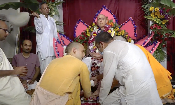 Disciples worship HG Sankarshan Das