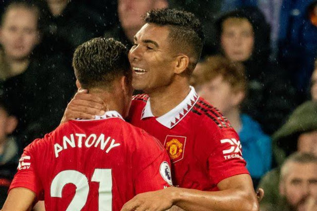 Antony and Casemiro celebrating