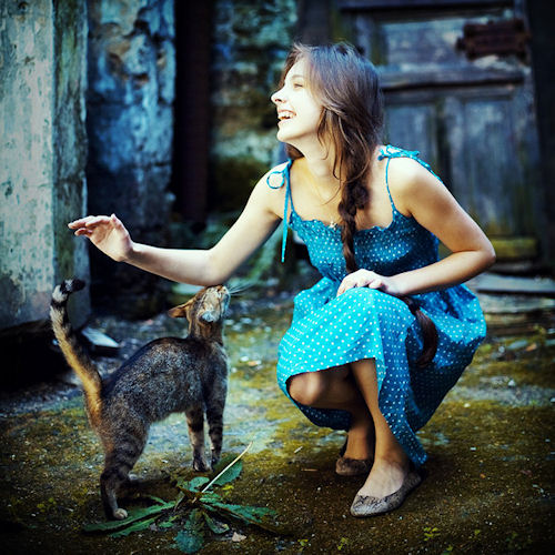 Mujer hermosa con su gatito - Une femme et son chat - Cat and girl