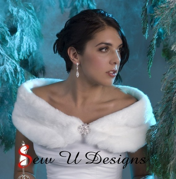 Winter weddings can be chilly This tr s chic faux fur shawl is a great way