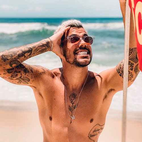 Foto de Lipe Ribeiro sem camisa na praia