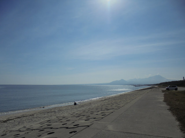 砂浜から孝霊山の眺め