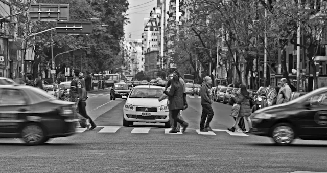 Cruzando Callao gente en fila.