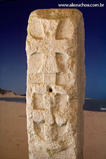 Detalhe do padrão chantado pelos portugueses na costa do Rio Grande do Norte em 1501, daí chamada Praia do Marco (atualmente termo do município de São Miguel do Gostoso), um dos mais antigos exemplares das armas reais portuguesas no Brasil, hoje conservado no museu da Fortaleza dos Reis Magos, em Natal (foto de Alex Uchoa).