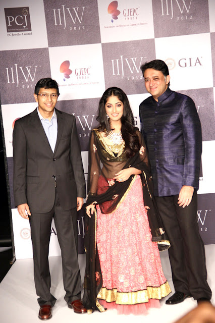 Yami Gautam walks the ramp for D. Navinchandra at IIJW 2012