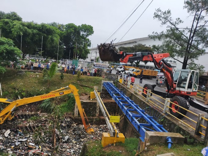 PUPR Turunkan Alat Berat Bersihkan Tumpukan Sampah di Kali Baru