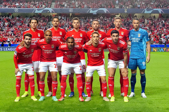 SPORT LISBOA BENFICA. Temporada 2021-22. Darwin Núñez, Veríssimo, Julian Weigl, Nicolás Otamendi, Jan Vertonghen, Vlachodimos. Rafa Silva, Joao Mario, Lazaro, Grimaldo, Yaremchuk. SL BENFICA 3 F. C. BARCELONA 0. Miércoles 29/09/2021, 21:00 horas. Liga de Campeones de la UEFA, fase de grupos, Grupo E, jornada 2. Lisboa, Portugal, Estádio do SL Benfica: 29.454 espectadores. Entrenadores: SL Benfica: Jorge Jesus. FC Barcelona: Ronald Koeman. Árbitro: Daniele Orsato, Italia; VAR: Massimiliano Irrati, Italia. Tarjetas rojaqs: Eric García (87’), FC Barcelona. GOLES: 1-0: 3’, Darwin Núñez. 2-0: 69’, Rafa Silva. 3-0: 79’, Darwin Núñez de penalti.