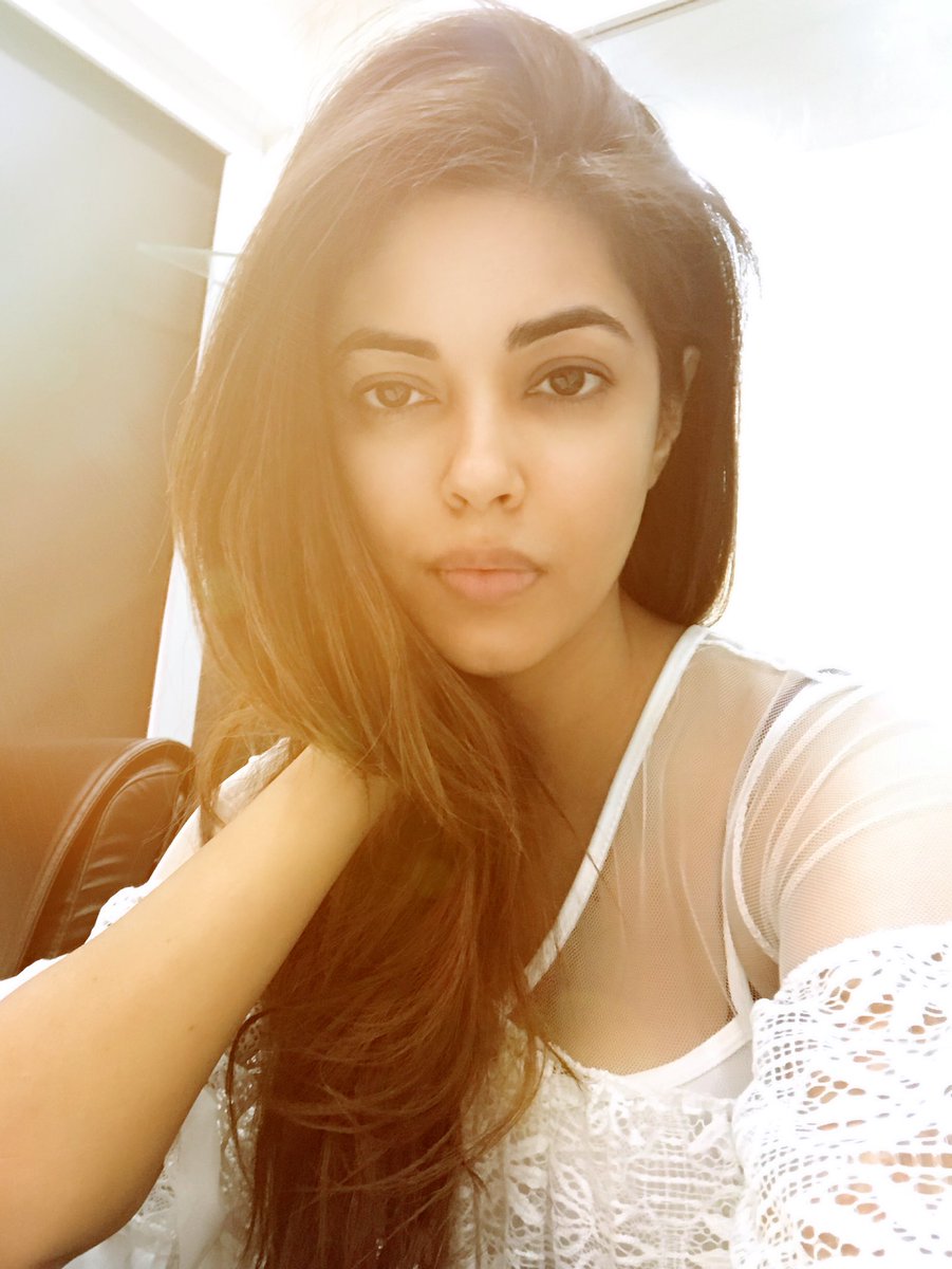 Actress MeeraChopra Latest HD Images