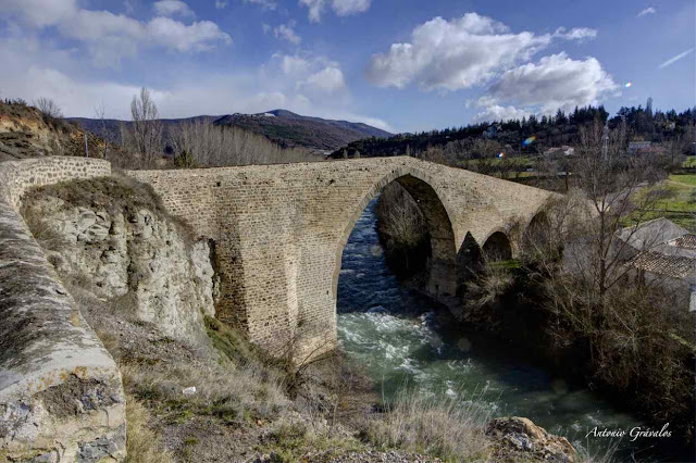 Puente de San Miguel . Antonio Grávalos. https://www.huescalamagia.es/blog/los-10-puentes-medievales-mas-espectaculares-de-la-provincia-de-huesca/puente-san-miguel-jaca-2/